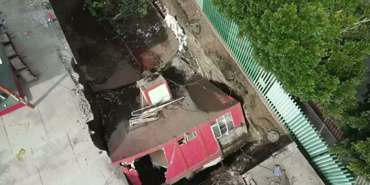 Cae gimnasio en un socavón que se formó en la alcaldía Gustavo A. Madero de CDMX