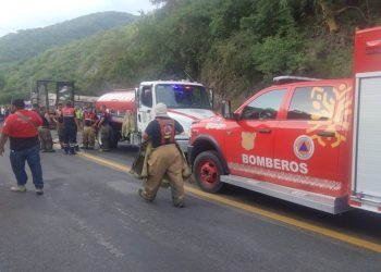 Vuelca pipa con combustible y se incendia en carretera Iguala; hay 8 fallecidos