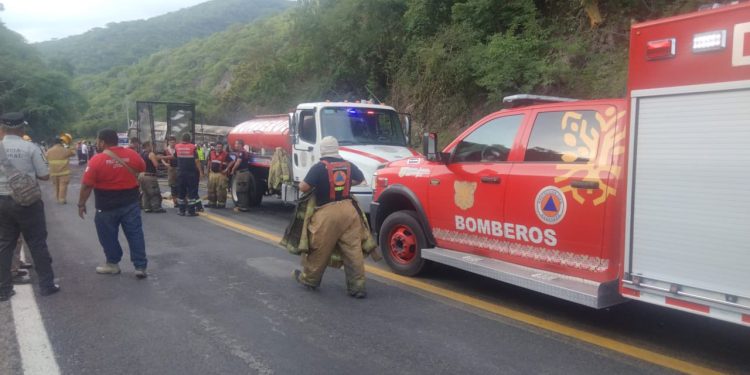Vuelca pipa con combustible y se incendia en carretera Iguala; hay 8 fallecidos