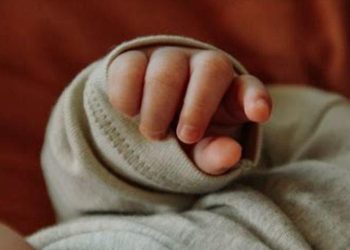 Pareja de la India vende a su bebé para comprar un iPhone y ser influencers