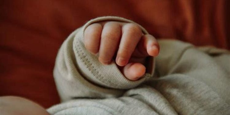 Pareja de la India vende a su bebé para comprar un iPhone y ser influencers