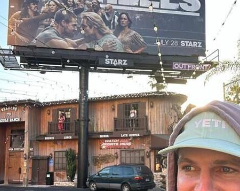 Stephen Amell compartió en sus redes sociales su nuevo proyecto ‘Heels’ para la plataforma Starz algo que no fue bien recibido por sus compañeros en huelga