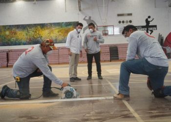 Supervisa Eric Arcila trabajos de cambio de duela en el Gimnasio “Nohoch Sukun”