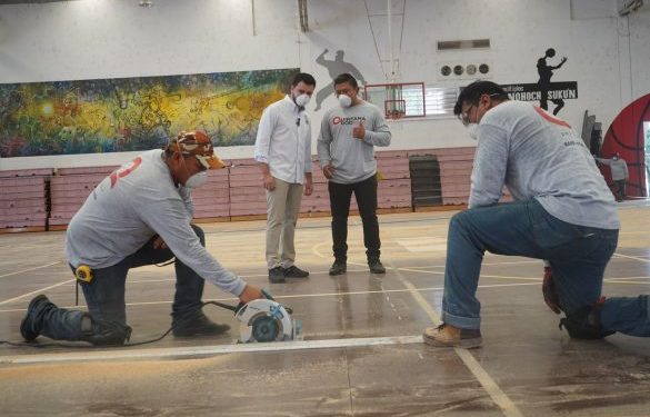 Supervisa Eric Arcila trabajos de cambio de duela en el Gimnasio “Nohoch Sukun”