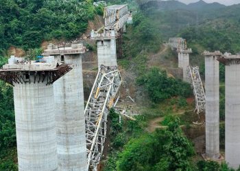 Mueren varios trabajadores tras derrumbe en construcción de puente ferroviario en India