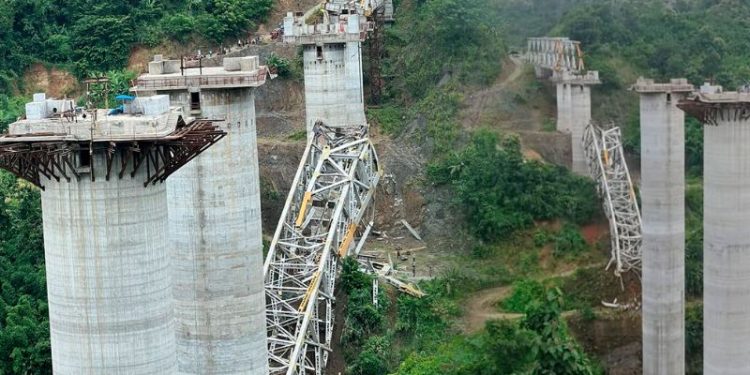 Mueren varios trabajadores tras derrumbe en construcción de puente ferroviario en India