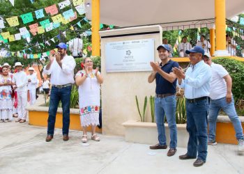 El gobernador Mauricio Vila y la alcaldesa Martha Mena Alcocer develaron la placa conmemorativa como Pueblo Mágico de Espita
