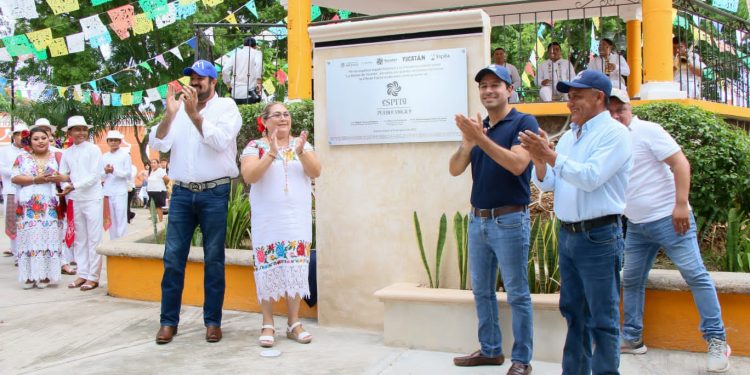El gobernador Mauricio Vila y la alcaldesa Martha Mena Alcocer develaron la placa conmemorativa como Pueblo Mágico de Espita