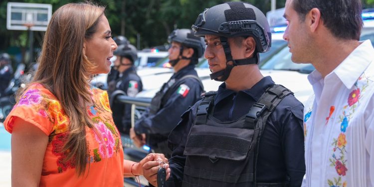 Mara Lezama entrega patrullas a Tulum para fortalecer la seguridad