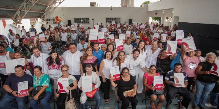 Con entrega de títulos, Mara Lezama hace justicia social a familias de Cozumel