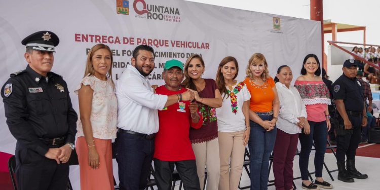 Mara Lezama cumple con Holbox y Kantunilkín; entrega unidades de bomberos y patrullas