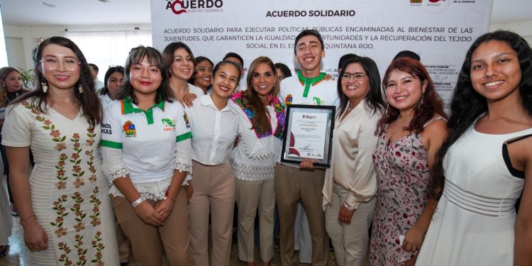 Mara Lezama entrega Premio Estatal de la Juventud 2023