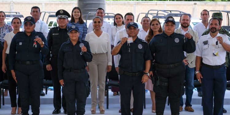 Mara Lezama entrega vehículos y equipamiento a Benito Juárez para el fortalecimiento de la seguridad