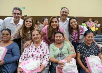 Entrega Mara Lezama prótesis a mujeres sobrevivientes de cáncer de mama