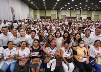 Entrega Mara Lezama tarjetas Mujer es Poder en Cozumel