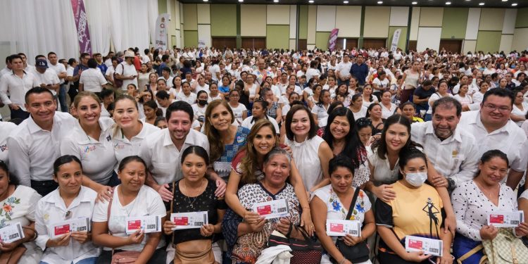 Entrega Mara Lezama tarjetas Mujer es Poder en Cozumel
