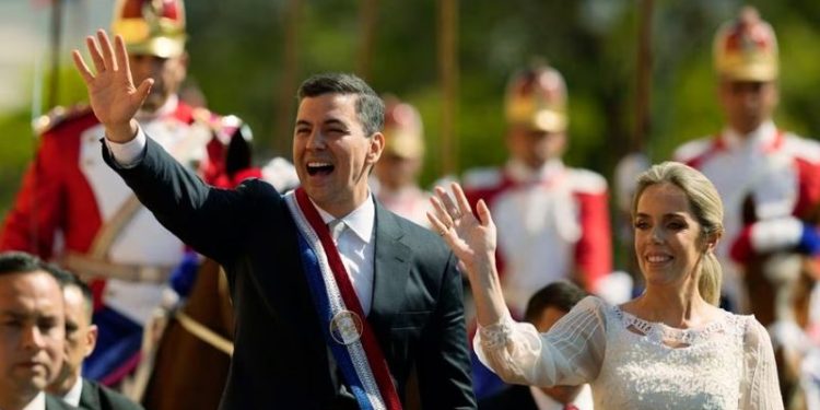 Santiago Peña asume cargo de la presidencia en Paraguay