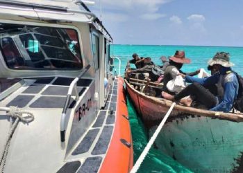 Rescatan a 12 tripulantes cubanos en Punta Nizuc