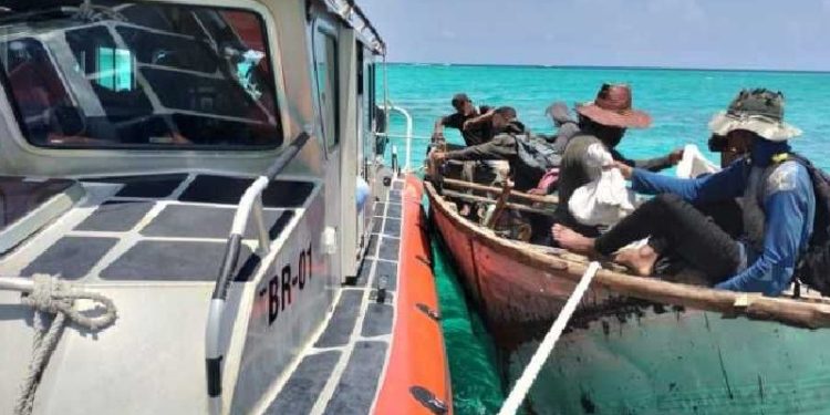 Rescatan a 12 tripulantes cubanos en Punta Nizuc