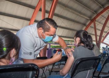 Intensifica SESA vacunación a menores de edad