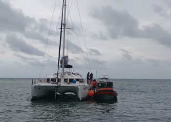 Desencallan catamarán con 23 personas a bordo en Mahahual