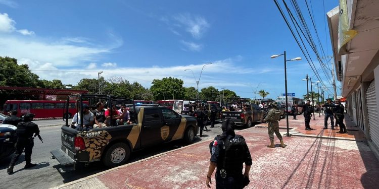 Rescatan a 68 extranjeros en un hotel de la zona centro de Cancún