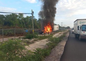 Se Incendia tráiler en el Aeropuerto Internacional de Cancún