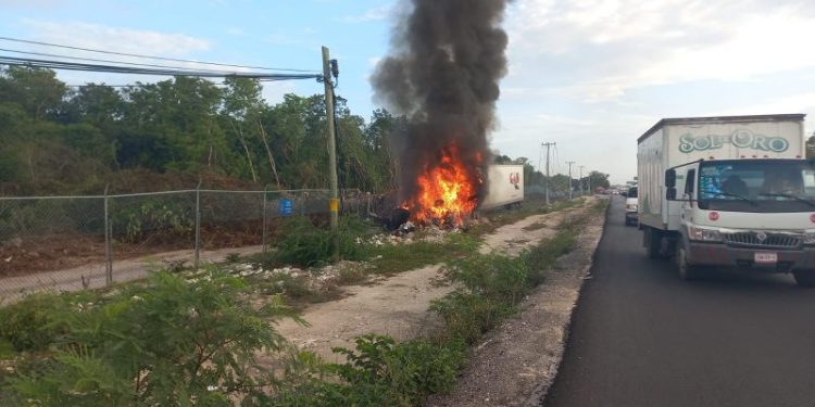 Se Incendia tráiler en el Aeropuerto Internacional de Cancún