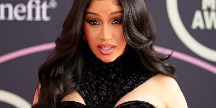 Cardi B será investigada después de lanzar micrófono hacia alguien durante concierto