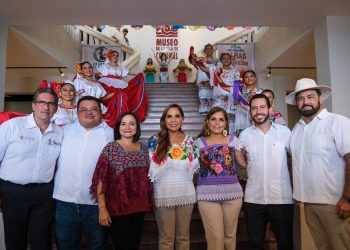 Mara Lezama entrega el nombramiento de Pueblo Mágico a la isla de Cozumel