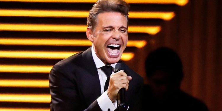 Hospitalizan de emergencia a Luis Miguel por problemas de salud