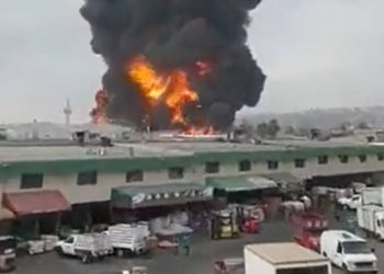 Incendio consume fábrica de colchones en Tijuana; no hay heridos