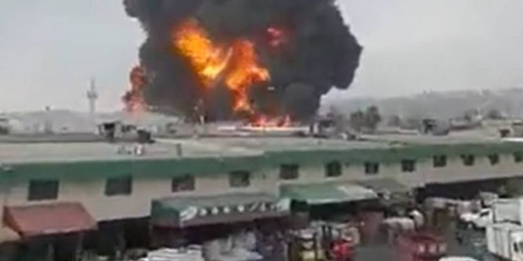 Incendio consume fábrica de colchones en Tijuana; no hay heridos