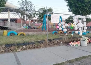 Muere niña por asfixia tras quedar atorada en un resbaladilla en Querétaro
