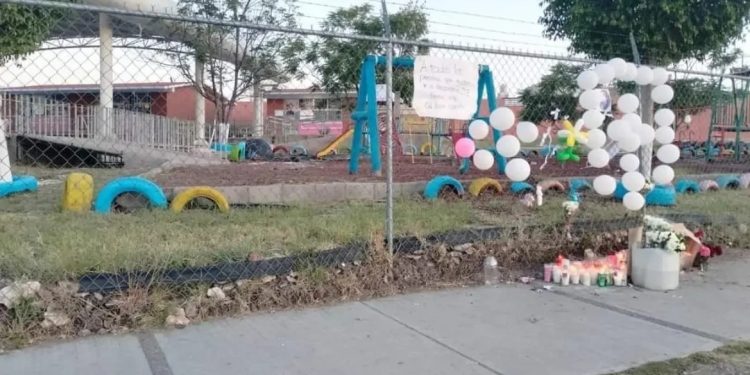 Muere niña por asfixia tras quedar atorada en un resbaladilla en Querétaro