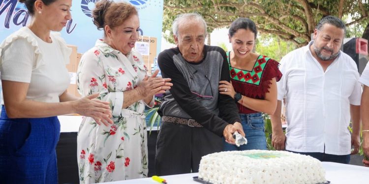 Reconoce Ana Paty Peralta esfuerzos de adultos mayores trabajadores del ayuntamiento de BJ