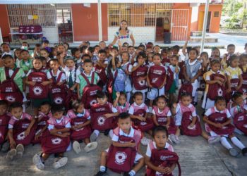 Beneficia Ana Paty Peralta a niñas, niños y jóvenes con paquetes escolares