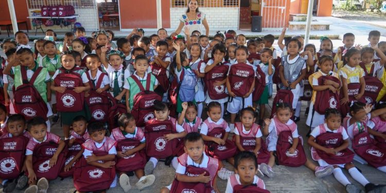 Beneficia Ana Paty Peralta a niñas, niños y jóvenes con paquetes escolares