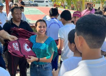 Entrega Ana Paty Peralta útiles escolares a estudiantes