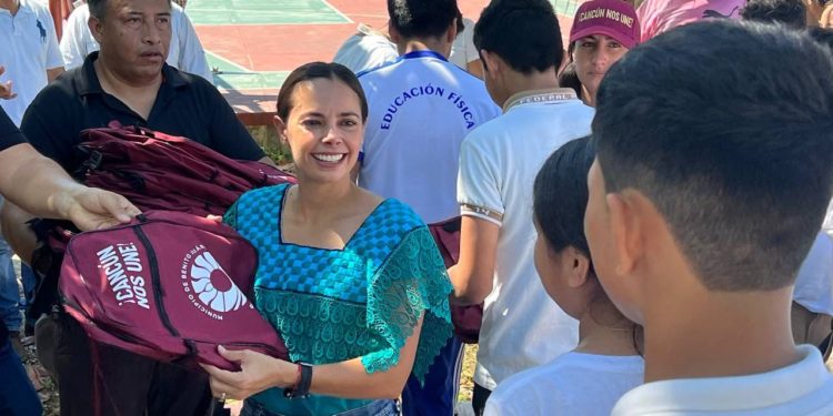 Entrega Ana Paty Peralta útiles escolares a estudiantes