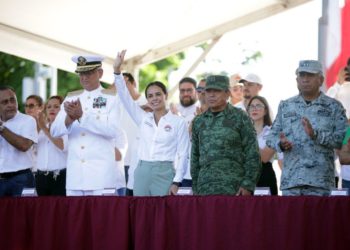 Cancunenses desfilan por el 213 Aniversario de la Independencia de México