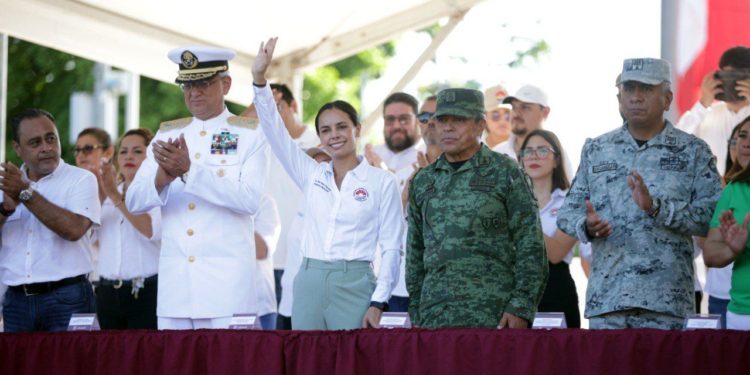 Cancunenses desfilan por el 213 Aniversario de la Independencia de México