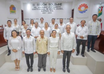 Reconoce Ana Paty Peralta trayectoria de profesor Edgar Ruiz Novelo por 32 años de servicio