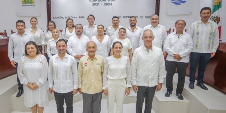 Reconoce Ana Paty Peralta trayectoria de profesor Edgar Ruiz Novelo por 32 años de servicio