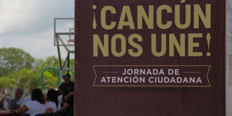 Participan cancunenses en registro de jornada de atención ciudadana