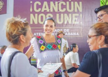 Ana Paty Peralta  atiende y responde a cancunenses en jornadas de atención ciudadana
