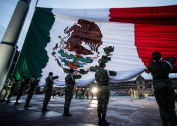 Encabeza el presidente López Obrador el izamiento de la Bandera en el Zócalo por víctimas de sismos