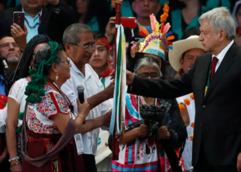 AMLO aseguró que la entrega de bastón de mando es un simbolismo enfocado al apoyo a los pobres y a los pueblos indígenas