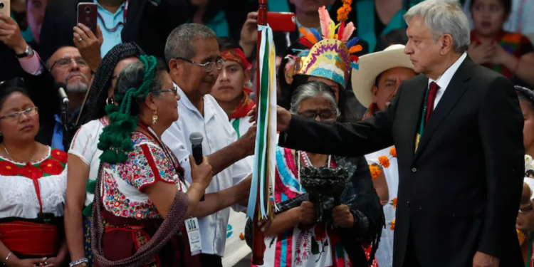 AMLO aseguró que la entrega de bastón de mando es un simbolismo enfocado al apoyo a los pobres y a los pueblos indígenas