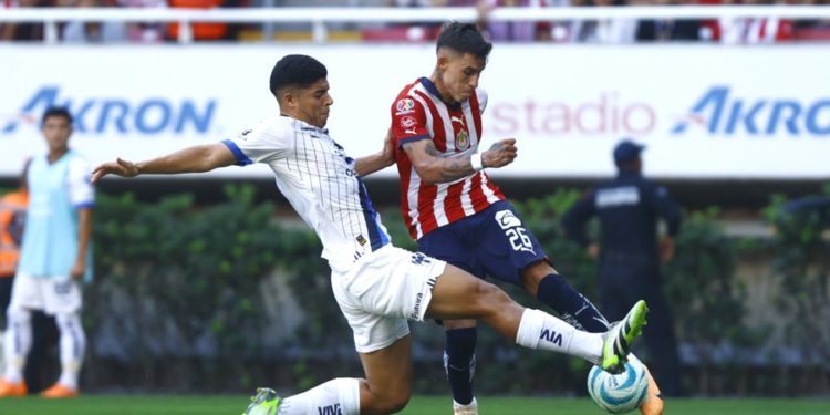 Las Chivas del Guadalajara recibe sanción económica por quejarse del arbitraje en Twitter